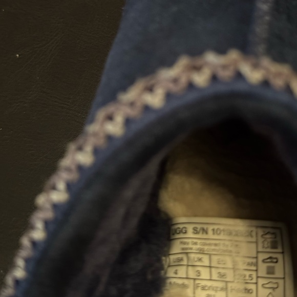 Kids Ugg Tasman slipper size 4 good condtion - Picture 2 of 7